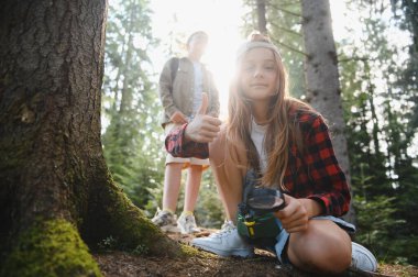 Yaz kampı tatillerinde doğa yürüyüşünden ve keşiften hoşlanan çocuklar, açık hava aktivitelerini ve çevresel farkındalığı teşvik ediyorlar.
