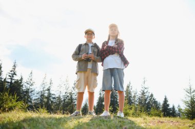 İki genç izci bir ormanda durup yaz tatilinin tadını çıkarıyor ve doğayı keşfediyorlar.