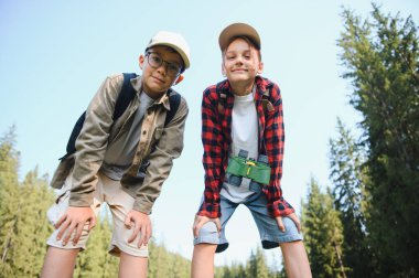 İki genç izci bir yürüyüş sırasında bir ormanı keşfediyor, çevreyi gözlemlemek için mola veriyorlar.