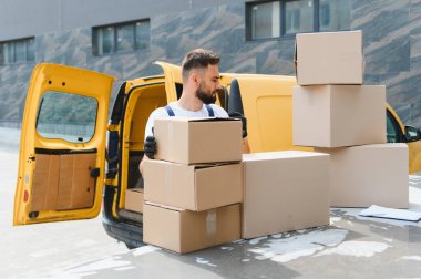 Karton kutuları dağıtırken karton kutuları yönetmek, hızlı sevkiyat ve dağıtım için paketleri etkili bir şekilde düzenlemek