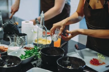 Stüdyoda çorba pişirmek için aşçılık kursu.