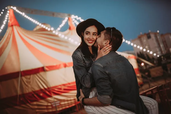 Glada par som går genom en nöjespark. snygg kille och tjej, modeller — Stockfoto
