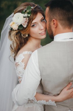 Doğadaki düğün çifti. Gelin ve damat doğada poz veriyorlar.