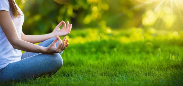 Yoga femme méditant au coucher du soleil — Photo