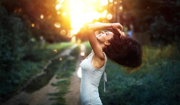 Donna felice che gode della natura — Foto Stock