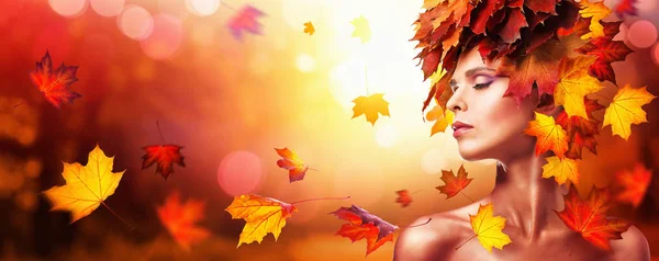 Herfst mooie vrouw met vallende bladeren Over natuur pagina — Stockfoto