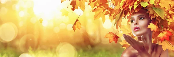 Mulher de alta moda bonita no outono com folhas caindo — Fotografia de Stock