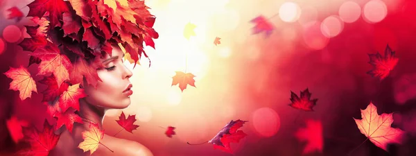 Herfst mooie vrouw met vallende bladeren Over natuur pagina — Stockfoto