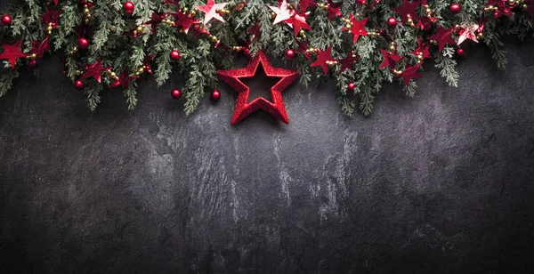 Decoración de Navidad con ramas de abeto en un fondo de esquisto oscuro —  Fotos de Stock