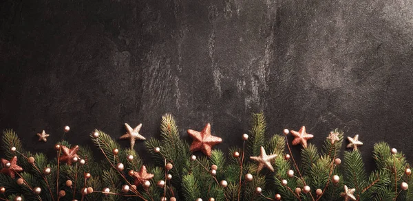 Різдвяна прикраса з ялиновими гілками на темному сланці Backgroun — стокове фото