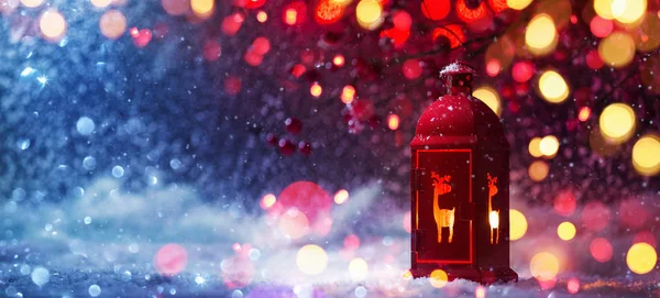 Decorazione invernale con un candeliere vicino e luci colorate — Foto Stock