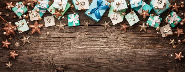 Kerstdecoraties Geschenken Een Houten Achtergrond — Stockfoto