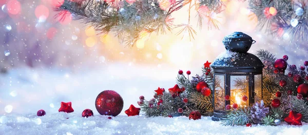 Weihnachtslaterne Auf Schnee Mit Tannenzweig Sonnenlicht Hintergrund Winterdekoration — Stockfoto