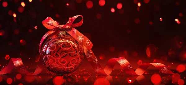 Κόκκινη Χριστουγεννιάτικη Μπάλα Κορδέλα Και Φιόγκο Κόκκινο Φόντο Αντανάκλαση Και — Φωτογραφία Αρχείου
