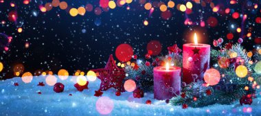 Mumlar ve renkli ışıklar efektleri ile Noel süsleri