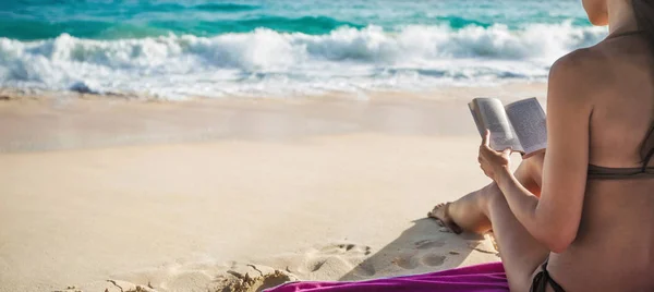 De lezing van de jonge vrouw op tropisch wit strand. Reizen ontspanning — Stockfoto