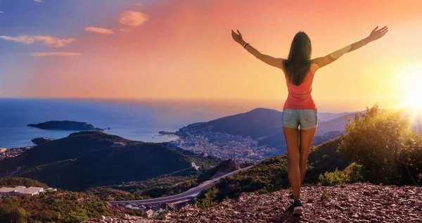 Glückliche Frau in den Bergen beim Blick auf den Sonnenuntergang — Stockfoto