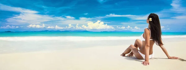 Gelukkige vrouw aan het strand van de Oceaan. Zomervakantie — Stockfoto