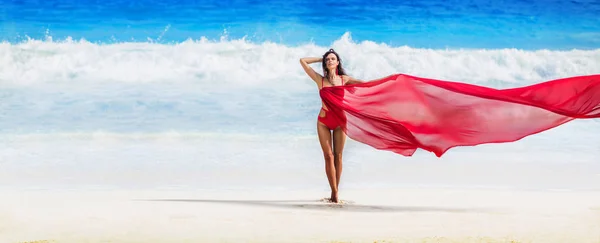 Belle femme avec le tissu volant de couleur rouge — Photo