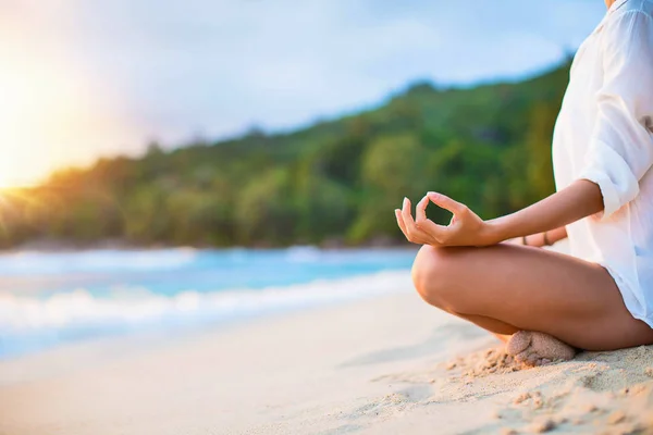 Vértes womans kézzel meditáció — Stock Fotó