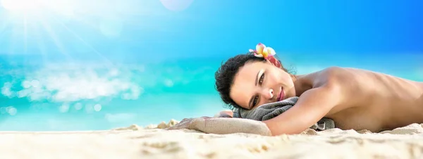 Beautiful Girl Lying Down Under The Sun Tanning In a Tropical Beach — Stock Photo, Image