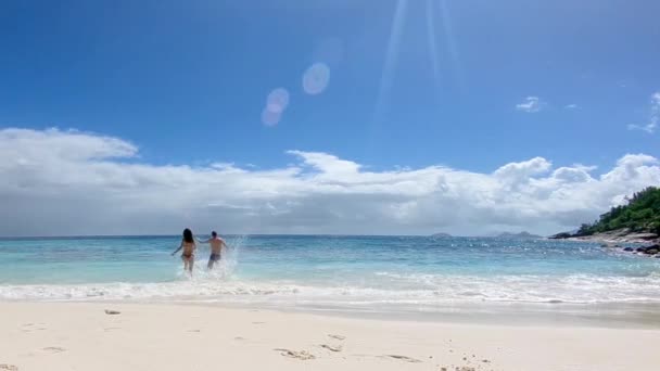 Couple heureux relaxant sur la plage — Video
