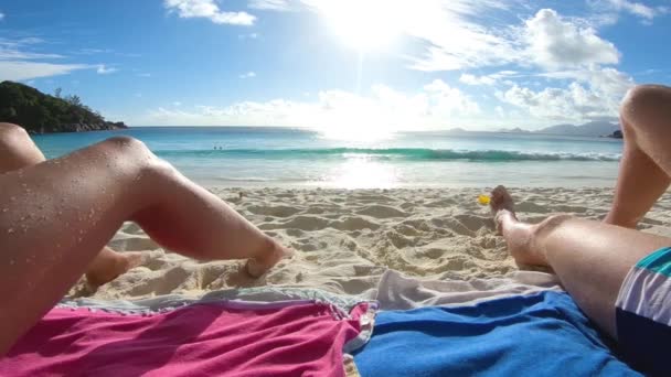 Счастливая пара отдыхает на пляже — стоковое видео
