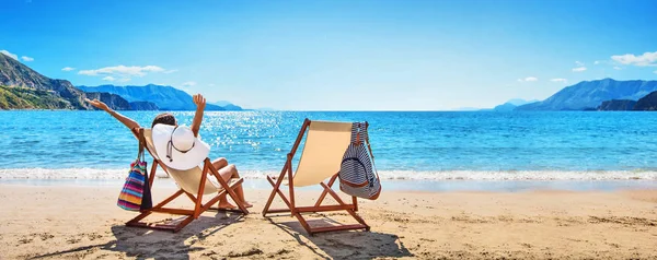 Femme profitant d'un bain de soleil à la plage — Photo