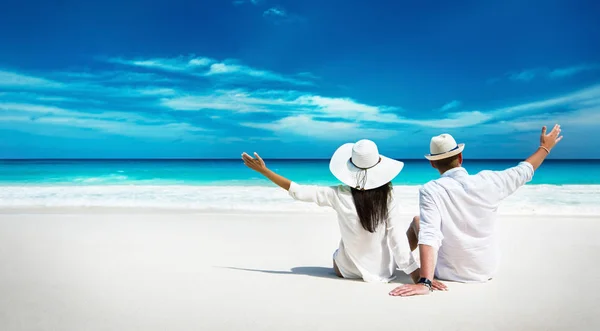 Pareja feliz Relajándose en el Océano. Isla de Seychelles — Foto de Stock