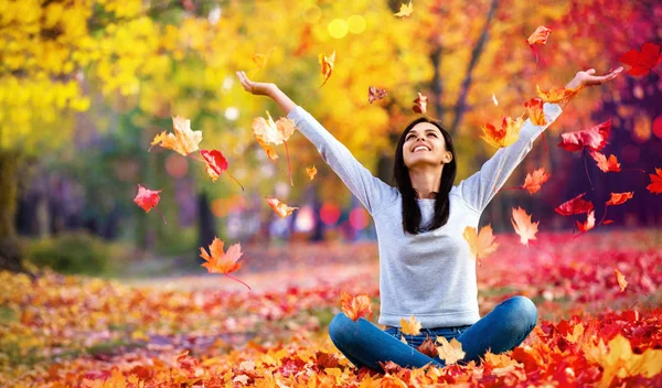 Glückliche Frau, die das Leben im Herbst genießt — Stockfoto