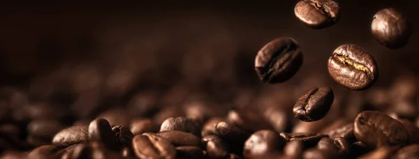 Granos de café Primer plano sobre fondo oscuro —  Fotos de Stock