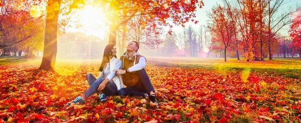 Couple heureux profitant de la saison d'automne — Photo