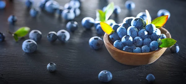 Frissen szedett Blueberries a Dark Slate háttér — Stock Fotó