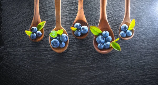 Blueberry segar dan segar dengan daun hijau. Konsep Makan Sehat — Stok Foto