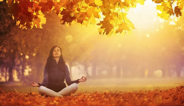 Yoga-Frau meditiert im Herbstpark. Herbstszene — Stockfoto