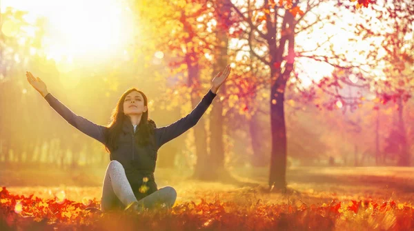 Gelukkige vrouw genietend van het leven in de herfst — Stockfoto