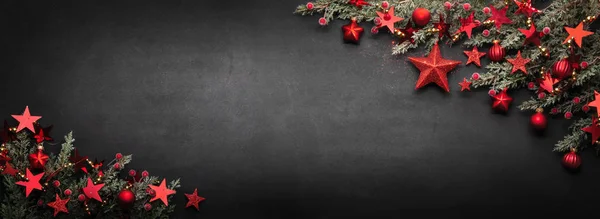 Weihnachtsdekoration mit Tannenzweigen und roten Sternen — Stockfoto
