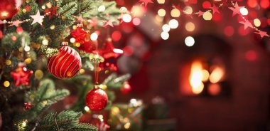 Kırmızı topları ve yıldızları olan Noel ağacı