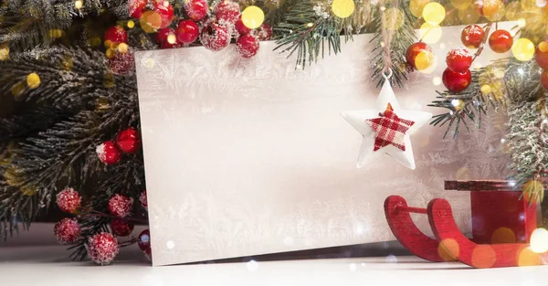 Kerstversiering met Dennentakken en rode bessen — Stockfoto