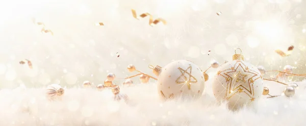 Kerstballen met glitter sterren en confetti — Stockfoto