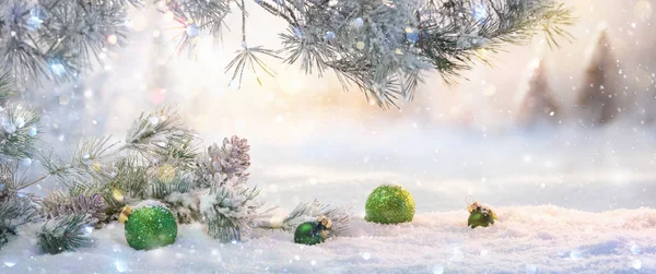 Paisagem de inverno com decoração de Natal — Fotografia de Stock