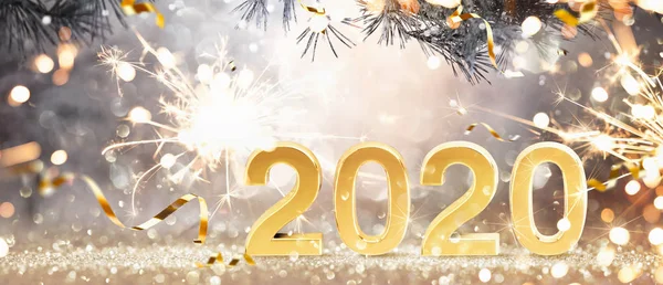 Gott nytt år 2020. Gyllene bakgrund med Confetti — Stockfoto