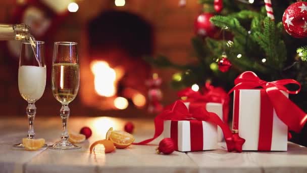 Kerstboom met decoraties en champagne — Stockvideo
