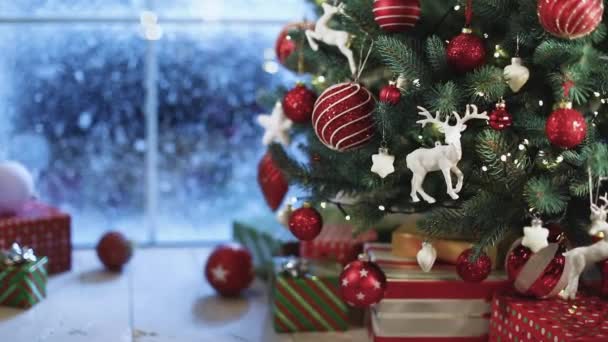 Weihnachtsbaum mit Dekoration — Stockvideo