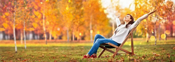 Gelukkige vrouw genietend van het leven in de herfst — Stockfoto