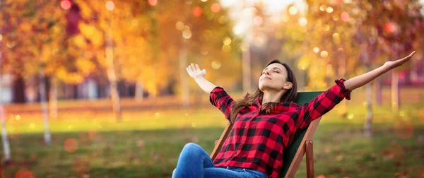 Gelukkige vrouw genietend van het leven in de herfst — Stockfoto