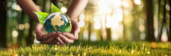 Rädda jorden. Miljökoncept för den gröna planeten — Stockfoto