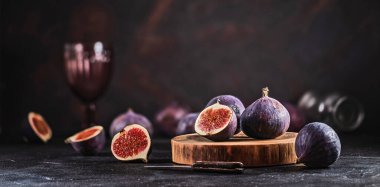 Siyah arkaplanda taze incir