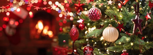 Χριστουγεννιάτικο δέντρο με διακοσμήσεις — Φωτογραφία Αρχείου