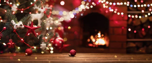 Vánoční stromek s dekoracemi — Stock fotografie